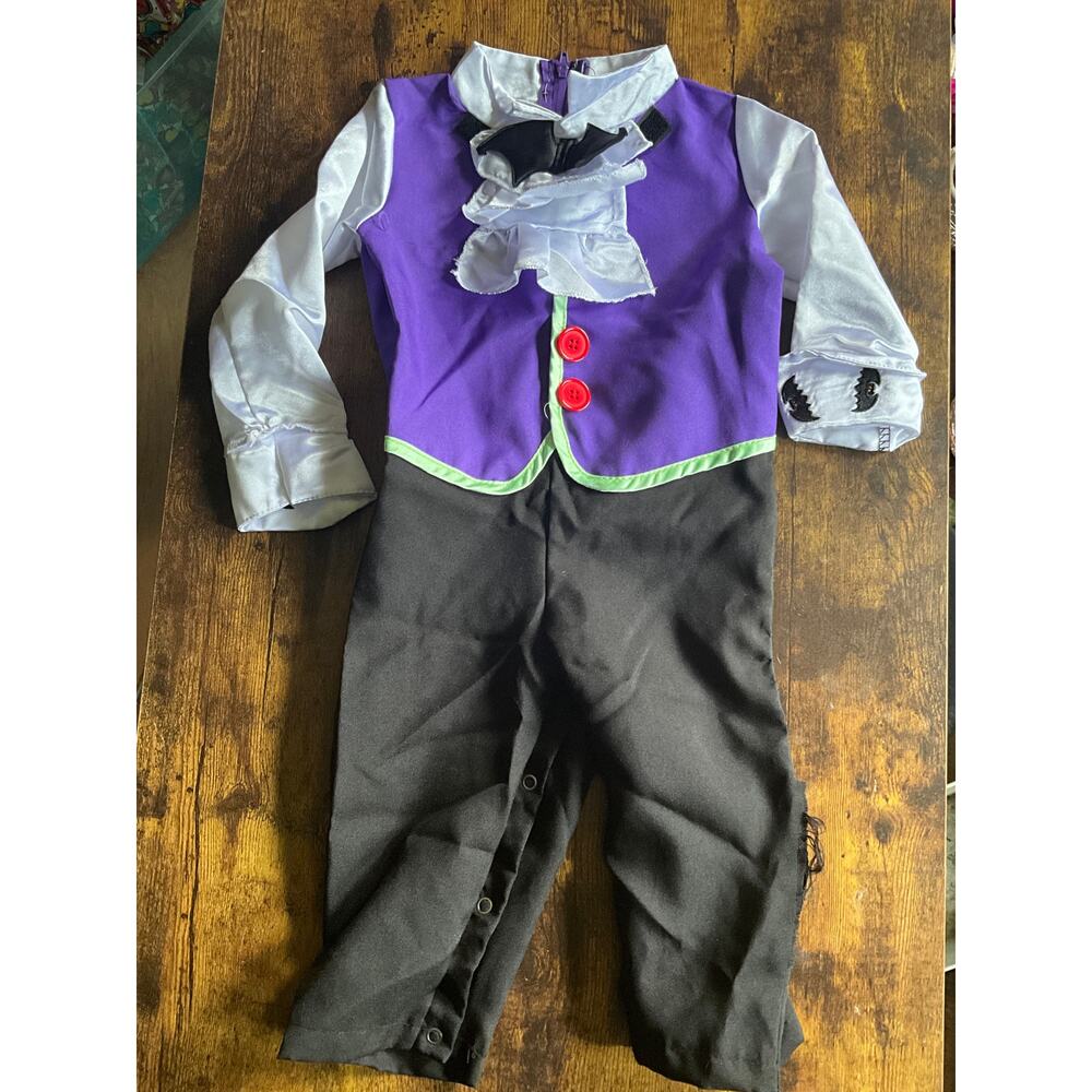 6-12 M Spirit Halloween Vampire Costume repairable tear on leg. Dracula